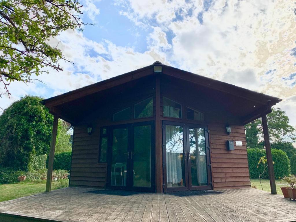 The Reading Whole Chalet With Lake And Two Acre Gardens Kültér fotó