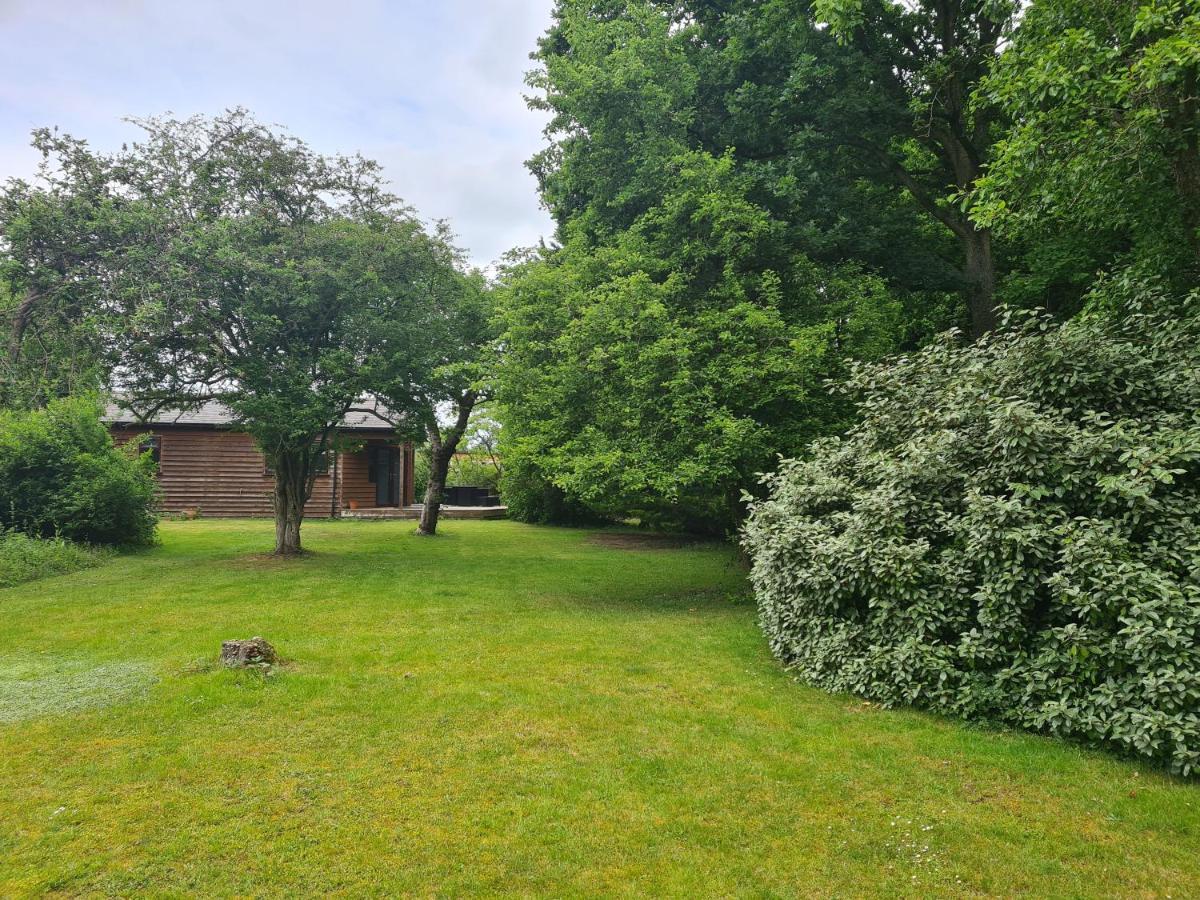The Reading Whole Chalet With Lake And Two Acre Gardens Kültér fotó