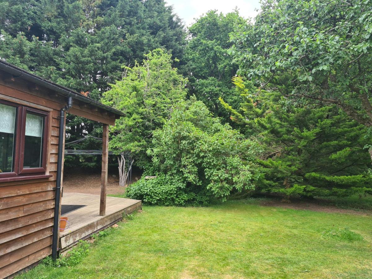 The Reading Whole Chalet With Lake And Two Acre Gardens Kültér fotó