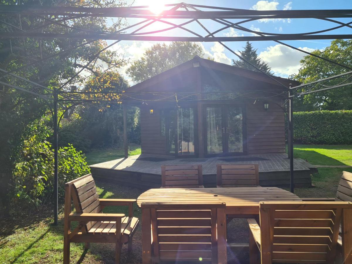 The Reading Whole Chalet With Lake And Two Acre Gardens Kültér fotó
