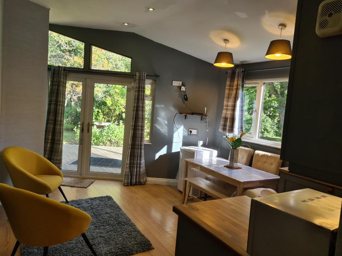 The Reading Whole Chalet With Lake And Two Acre Gardens Kültér fotó
