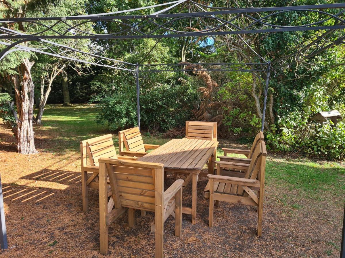 The Reading Whole Chalet With Lake And Two Acre Gardens Kültér fotó