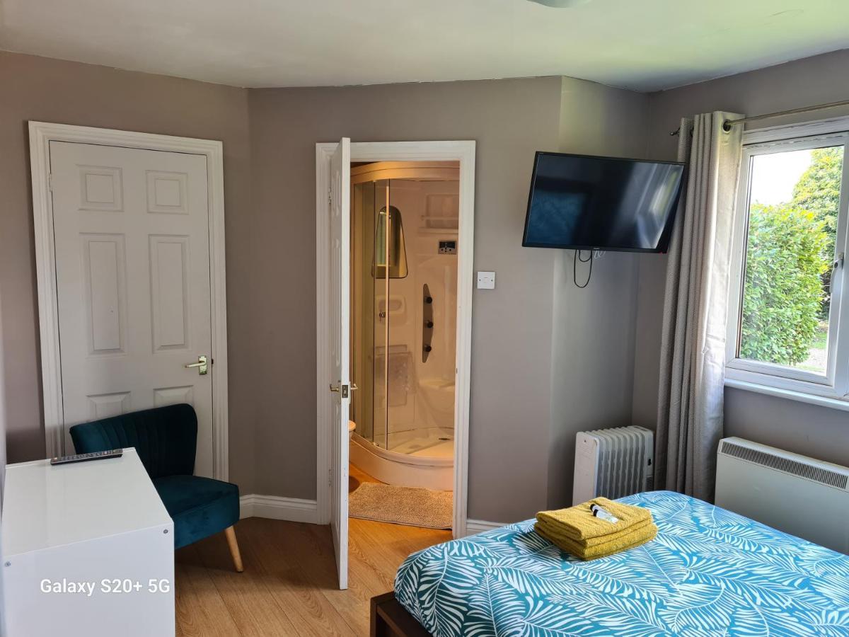 The Reading Whole Chalet With Lake And Two Acre Gardens Kültér fotó
