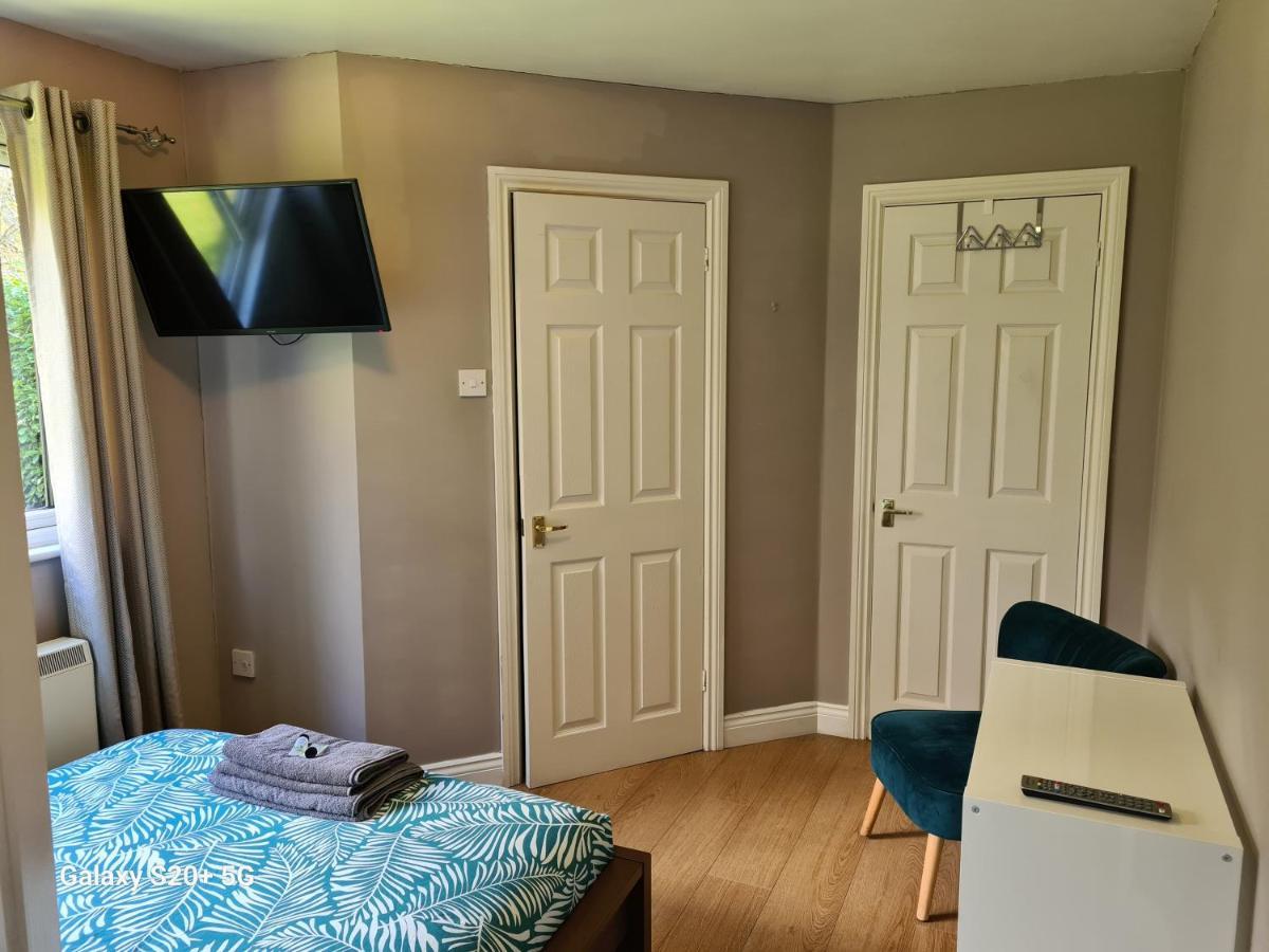 The Reading Whole Chalet With Lake And Two Acre Gardens Kültér fotó