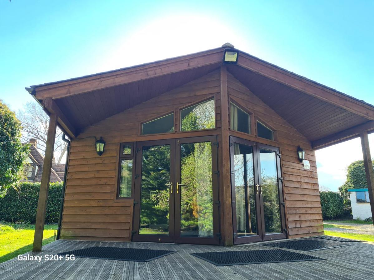 The Reading Whole Chalet With Lake And Two Acre Gardens Kültér fotó
