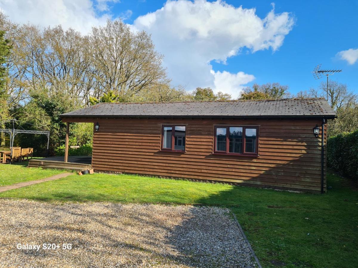 The Reading Whole Chalet With Lake And Two Acre Gardens Kültér fotó